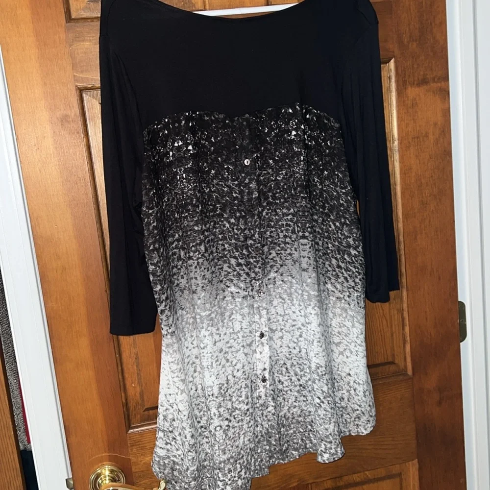 Rose and Olive Scarf Hem Top with High/Low Hem and Back Button Detail, Size 1X - Picture 3 of 4